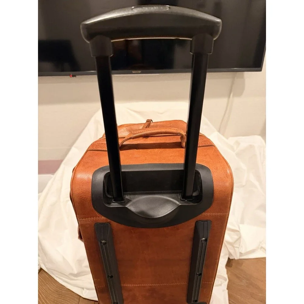 RAWLINGS RUGGED WHEELED LEATHER DUFFLE BAG TRAVEL ROLLING BAG Retails $799.99